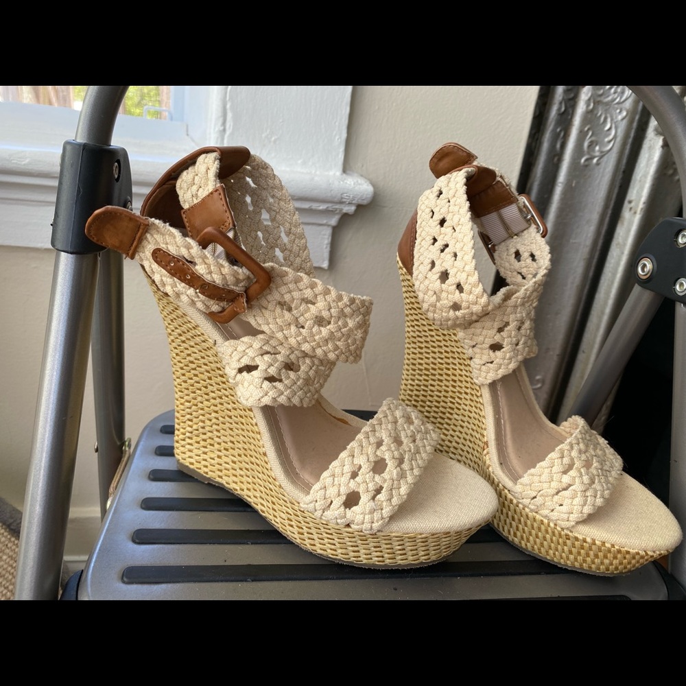 Size 7.5 Deb High wedges